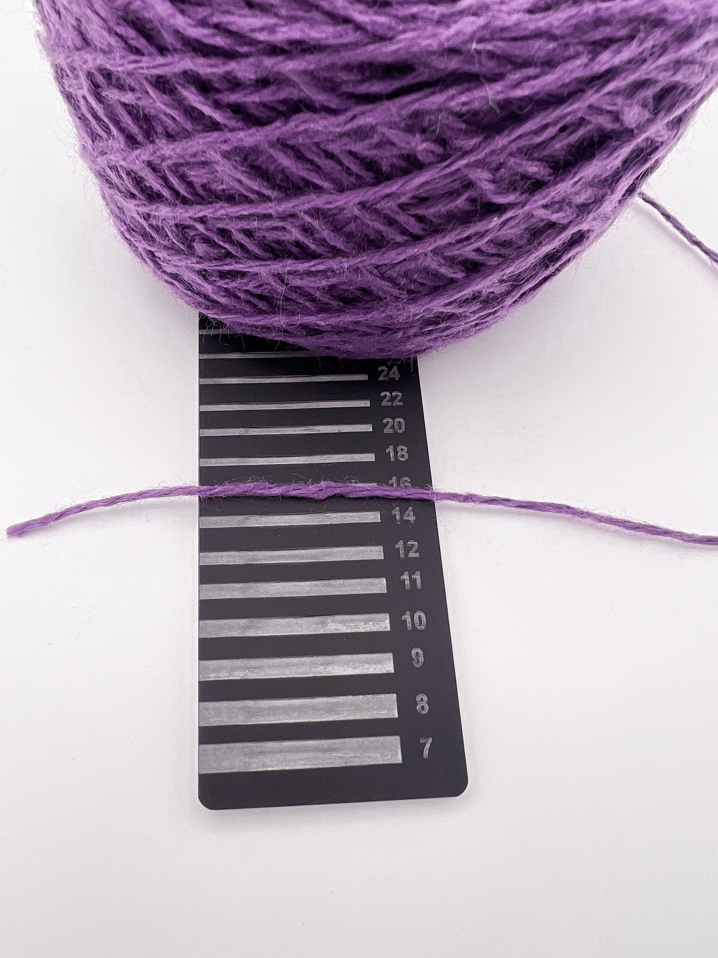 Violettes Polyacrylgarn – leicht, weich und formstabil - 170g