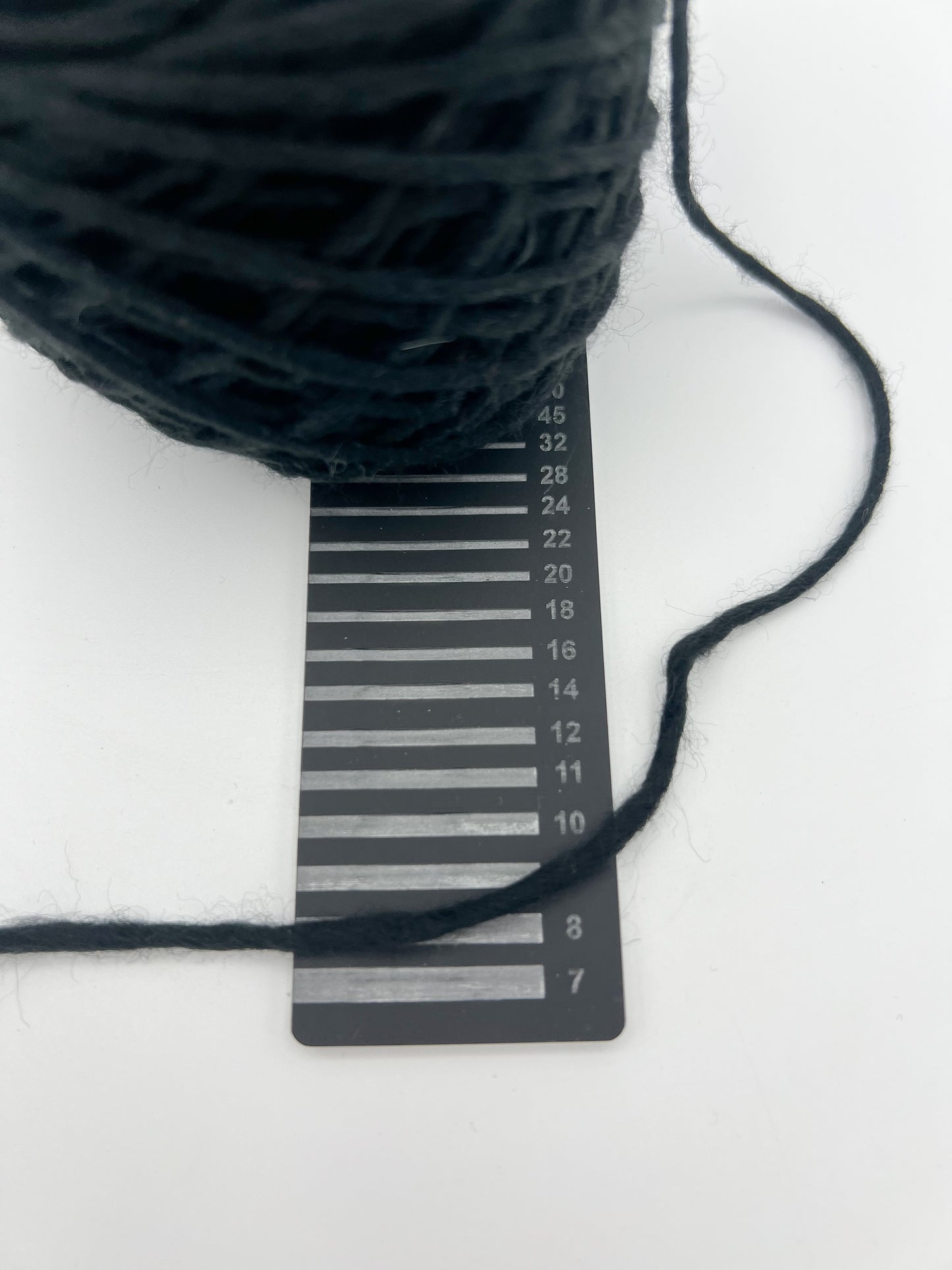 UNDOYARN - schwarzes Polyacryl - 176g